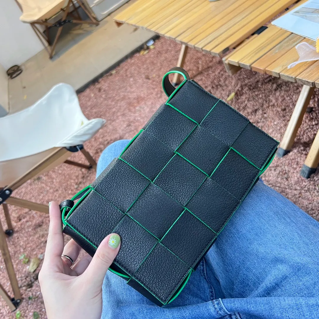 On a casual afternoon, I wear this bag when I am lazy and have the sense of fashion that I should have. They say that it is a cure-all for all diseases👍